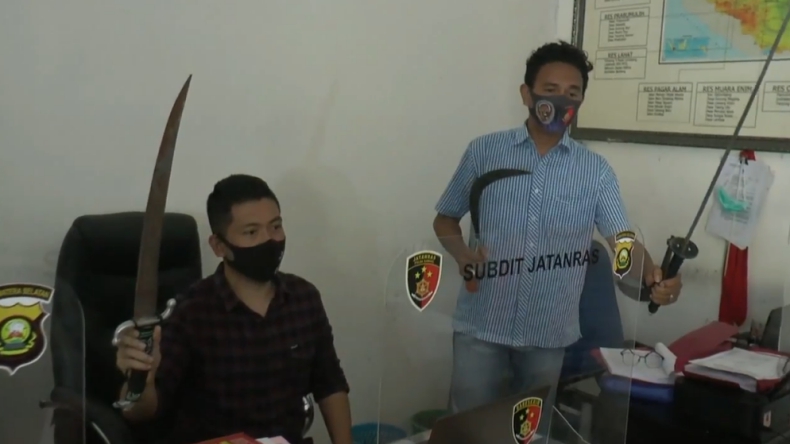 senjata Senjata yang digunakan pelaku untuk membacok korban (Firdaus/iNews)