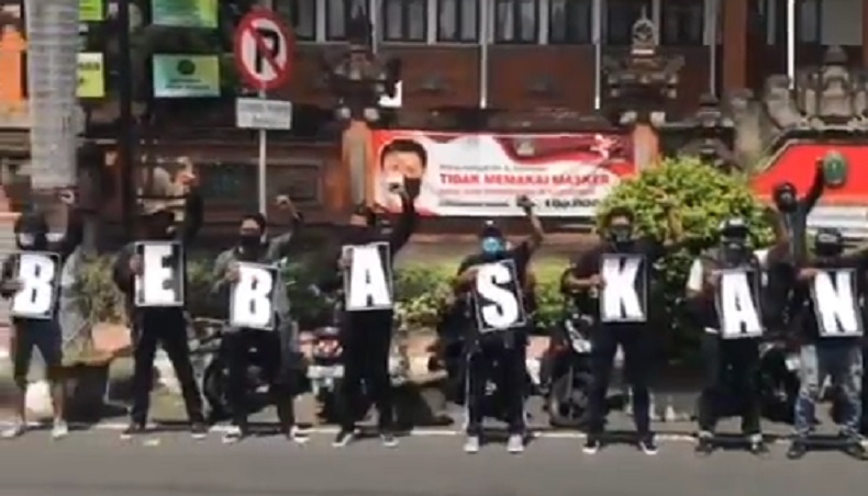Pendukung Jerinx geruduk PN Denpasar Pendukung Jerinx menggelar aksi di PN Denpasar, Senin (26/10/2020). (iNews.id/Aris Wiyanto)