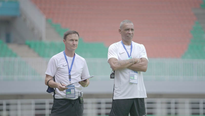 Direktur Sepak Bola Garuda Select, Dennis Wise (kiri), dan Pelatih Kepala Garuda Select Des Walker, mengamati para pemain seleksi di Bogor, Minggu (1/11/2020). (Foto: Garuda Select)