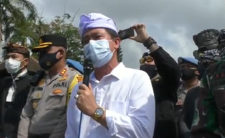 Bupati Klungkung. Bupati Klungkung I Nyoman Suwirta menerima ratusan warga Nusa Penida yang menggelar demo terkait pernyataan menghina yang diucapkan anggota DPD RI, Arya Wedakarna di Monumen Puputan, Selasa (3/11/2020). (iNews.id/I Gede Juliarsana)