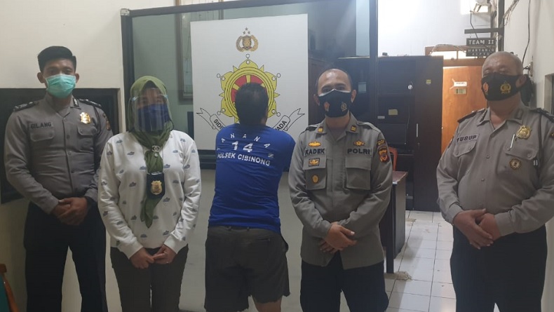 Polisi menunjukkan K, tersangka pembunuh guru mengaji di Bogor, Jawa Barat, Rabu (4/11/2020). (Foto: Humas Polres Bogor).