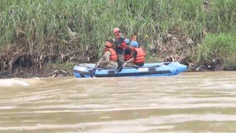 Viral Buaya Lepas di Sungai Cisadane2 Tim gabungan melakukanpencarian buaya di Sungai Cisadane, Tangerang Selatan, Banten, Rabu (4/11/2020). (Foto: iNews/Nunung Purnomo)