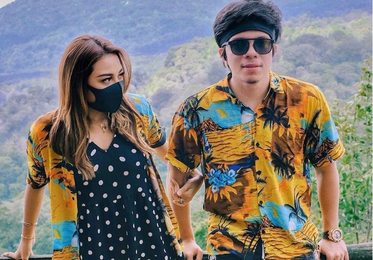 Romantis, Atta Rela Suapi Aurel yang Malas Makan Sahur