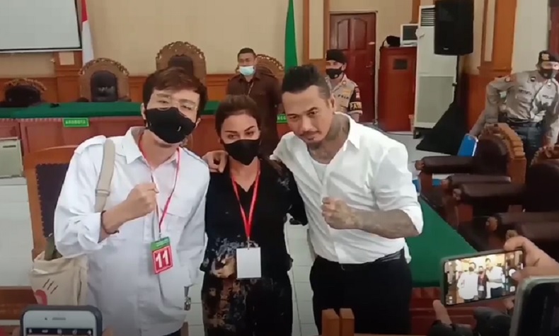 Dokter Tirta Dokter Tirta menghadiri sidang pembacaan pledoi Jerinx di PN Denpasar, Selasa (11/10/2020). (iNews.id/Muhammad Muhyiddin)