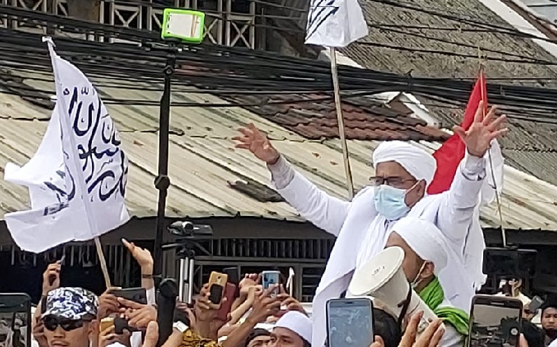 Habib Rizieq Shihab arrived at his residence in Petamburan, Jakarta, on Tuesday (11/10/2020) and was met with shouts from supporters in the crowd.  (Photo: iNews.id/Felldy Utama)