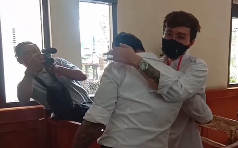 Jerinx dokter tirta Dokter Tirta hadir dalam persidangan Jerinx di Pengadilan Negeri Denpasar, Selasa (10/11/2020). (iNews.id/Muhammad Muhyiddin)