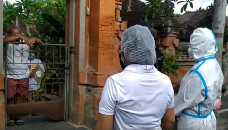 Tes swab ubud 2 Petugas Dinkes Gianyar melakukan tracing ke rumah warga di Banjar Tebongkang, Desa Singakerta, Kecamatan Ubud, Gianyar, Bali, Jumat (13/11/2020). (iNews.id/Nyoman Astana)