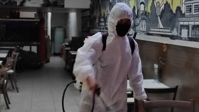 penyemprotan warkop Penyemprotan disinfektan sebuah warkop di Pontianak. (Foto: Antara)