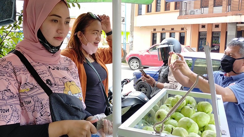 Viral Pedagang Jambu Cantik di Tasikmalaya Pembeli Sampai 