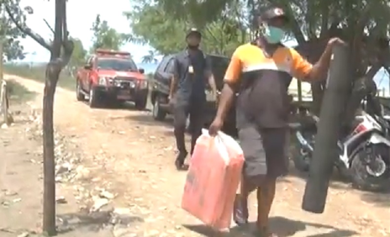 Rumah rusak buleleng 2 Warga Desa Patas dan Desa Pengulon menerima bantuan karpet dan matras untuk tempat tinggal sementara. (iNews.id/Zainuddin Yasin)