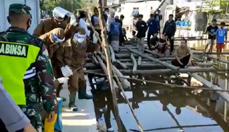 Mayat rambut mohawk pontianak Warga Pontianak digemparkan penemuan mayat pria berambut mohawk di Parit Tokaya, Kecamatan Pontianak Selatan, Senin (16/11/2020). (iNews.id/Uun Yuniar)