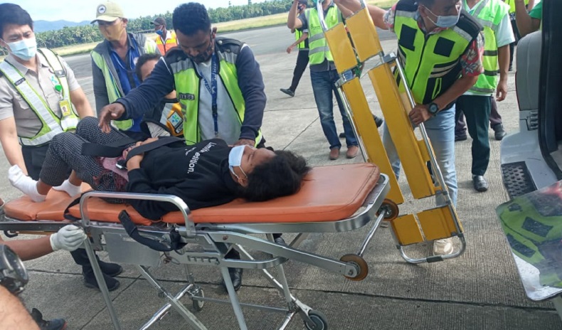 Penumpang Lion Air JT 797 Rute Jayapura-Makassar melahirkan di pesawat tiba di Bandara Pattimura, Ambon, Selasa (17/11/2020). (Foto: Lion Air)