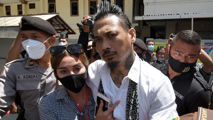 19 Antara Jerinx 2 Kuasa hukum Jerinx, I Wayan Gendo menyampaikan memori banding ke PN Denpasar. (iNews.id/Indira Arri)