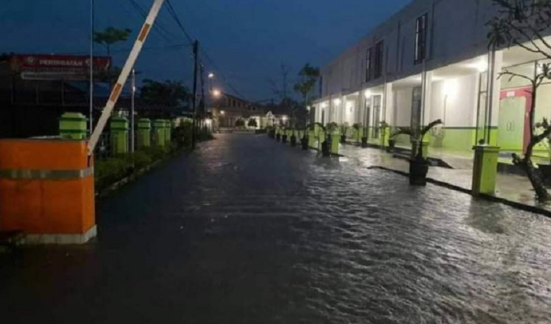 Sejumlah desa di Kabupaten Sambas, Kalimantan Barat terendam banjir akibat hujan deras. (Antara)