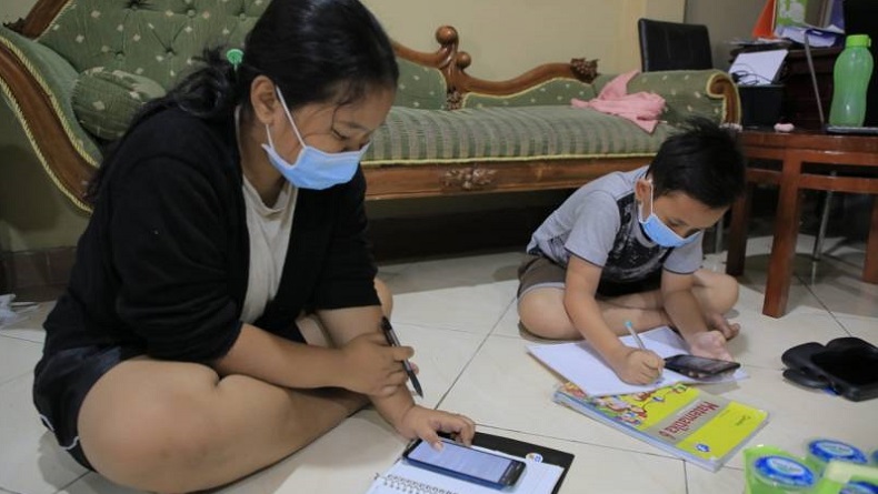 Suasana belajar daring siswa di rumah Suasana belajar daring siswa di rumah didampingi orang tua dengan memanfaatkan program RW NET Pemkot Tangerang. (Foto: Pemkot Tangerang)
