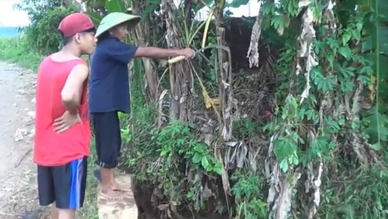 Banjir uang di saluran irigasi di Batang Anwar, warga Desa Plumbong, Kecamatan Limpung, Kabupaten Batang, Jateng, menunjukkan lokasi penemuan uang di saluran irigasi, Jumat (20/11/2020). (Foto: iNews/Suryono Sukarno)