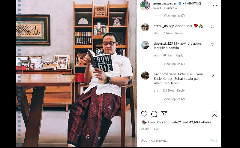 anies baca buku ist Unggahan Gubernur DKI Jakarta, Anies Baswedan membaca buku How Democracies Die., Minggu (22/11/2020). (Foto: Instagram @aniesbaswedan)