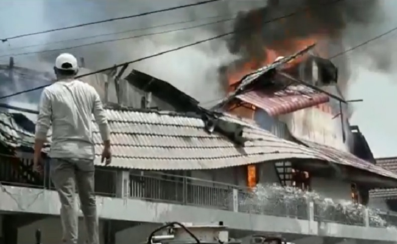 Bangunan ruko di Terminal Ngabang, Kabupaten Landak, Kalimantan Barat terbakar, Rabu (25/11/2020). (iNews.id/Uun Yuniar)