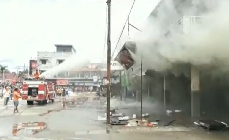 Kebakaran Ngabang 2 Bangunan ruko di Terminal Ngabang, Kabupaten Landak, Kalimantan Barat terbakar, Rabu (25/11/2020). (iNews.id/Uun Yuniar)