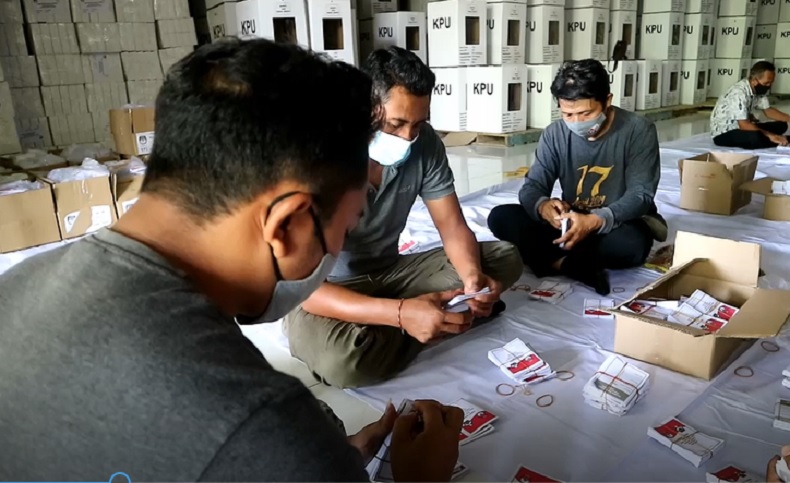 Pelipatan surat suara Pilkada Bangli. Pelipatan surat suara Pilkada Bangli. (iNews.id/Ari Wiradarma)
