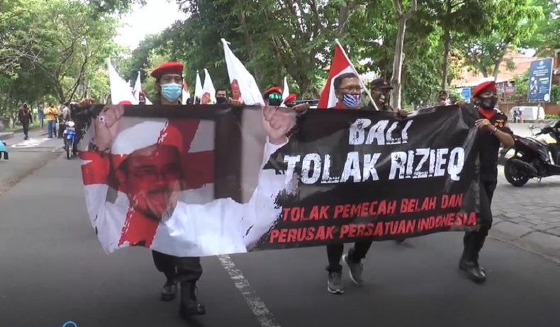 Demo FPI Bali 2 Puluhan orang menggelar demo penolakan FPI di Monumen Bajra Sandhi, Denpasar, Bali, Jumat (27/11/2020). (iNews.id/Muhammad Muhyiddin)