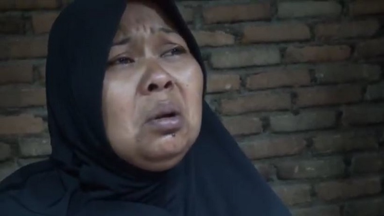 ibu yang kehilangan dua anak di madina Halima Tusakdiah menceritakan kesedihannya karena tidak ada warga yang menolong saat dua ananya kritis setelah kecelakaan di tepi Jalinsum, Desa Huta Bangun, Madina, Sumut, Selasa (1/12/2020). (Foto: iNews/Ahmad Husein Lubis)