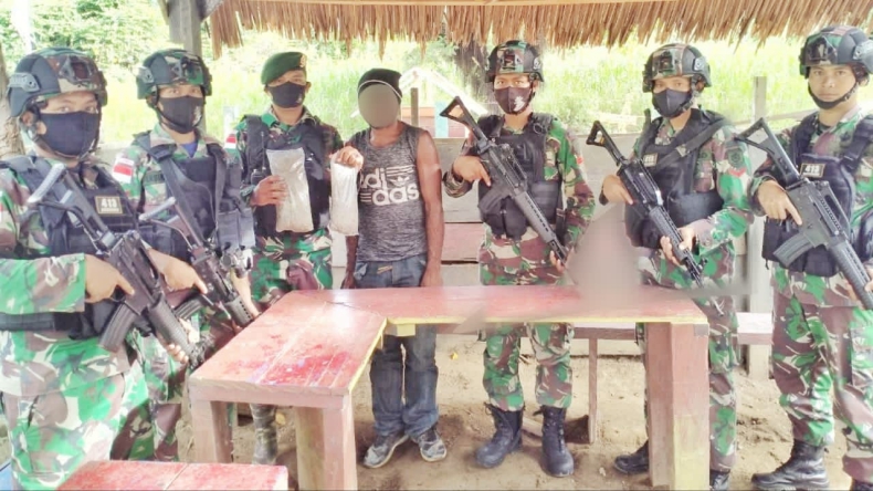 Satgas perbatasan amankan ganja Satgas Pamtas RI-PNG Yonif Mekanis Raider 413 Kostrad Pos Skofro Lama menggagalkan penyelundupan dua paket ganja seberat 1 kilogram (Puspen TNI)