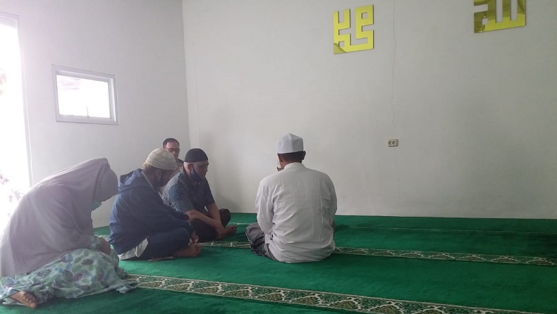 Tersangka kurir sabu M Hidayatullah (28)2 Tersangka kurir sabu M Hidayatullah (28) melangsungkan ijab kabul di musala Polsek Banjarmasin Barat, Kalsel.(Foto: iNews/Deny M Yunus)