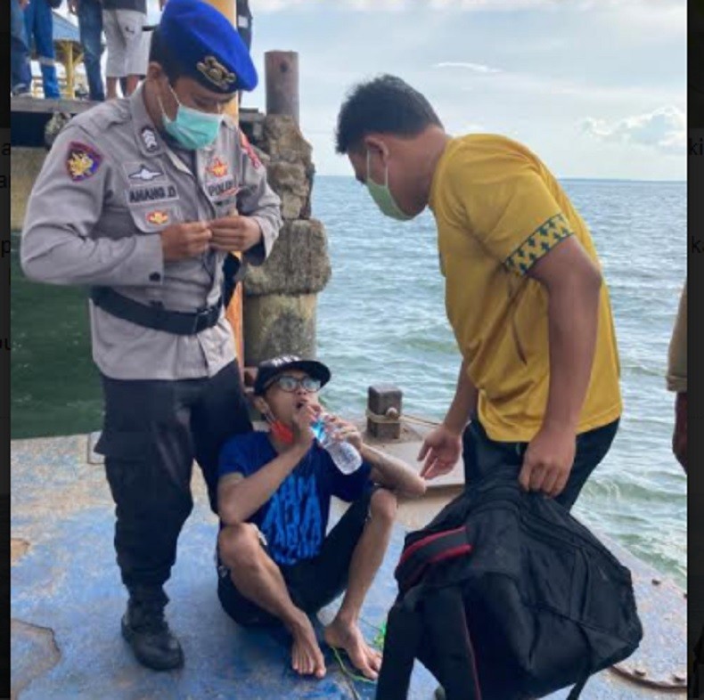 16 Berenang Laut2 Dedik Purnomo diselamatkan petugas Polairud Balikpapan setelah terombang-ambing 3 jam di Teluk Balikpapan. (Foto: iNews/Mukmin Azis)