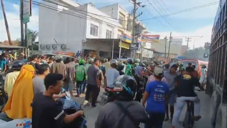 driver ojek online dilindas truk di medan marelan Warga memadati lokasi kecelakaan driver ojek online yang tewas dilindas truk di kawasan Jalan Marelan Raya, Kota Medan, Sumut, Rabu (16/12/2020). (Foto: iNews/Yudha Bahar)
