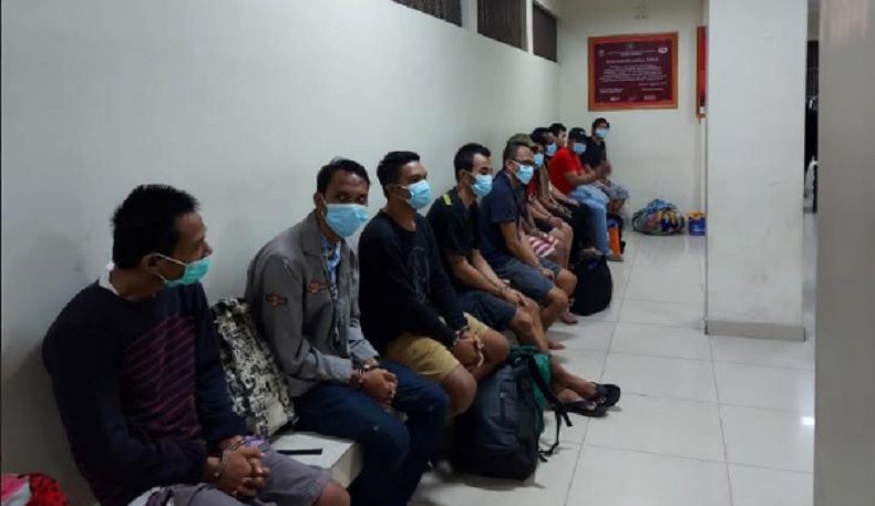 Sebanyak 18 napi kasus narkotika di Bali dipindah ke Lapas Nusakambangan, Jawa Tengah, Rabu (16/12/2020). (Foto: Miftachul Chusna)