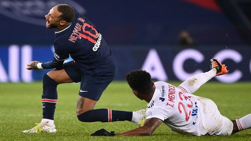 Situasi tak mengenakkan menimpa gelandang Olympique Lyon Thiago Mendes. Dia mendapat ancaman pembunuhan gara-gara mencederai bintang PSG Neymar Jr. (Foto: AFP)
