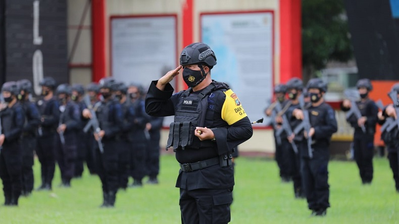polda sumut Apel pemberangkatan 200 personel Brimob Polda Sumut yang di-BKO-kan ke Polda Metro Jaya digelar di Lapangan Sat Brimob Polda Sumut, Kamis (17/12/20).(Foto: iNews/Sadam Husein)