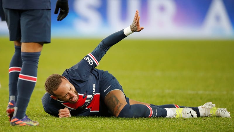 Striker PSG Neymar Jr mengerang kesakitan usai ditekel pemain Olympique Lyon Thiago Mendes pada Liga Prancis, pekan lalu. (Foto: REUTERS)