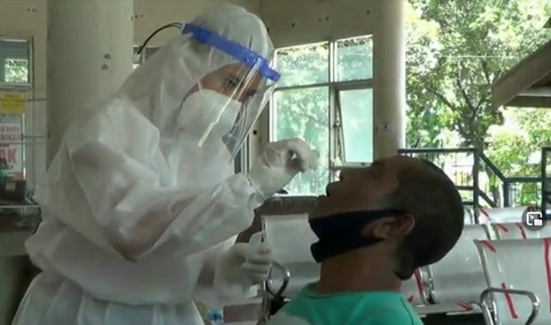 Rapid test antigen banyuwangi 2 Sopir truk yang hendak menyeberang ke Bali wajib mengikuti rapid test antigen gratis di Terminal Tanjungwangi, Banyuwangi, Jawa Timur. (iNews.id/Eris Utomo)
