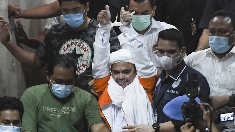 1 Habib Rizieq Habib Rizieq Shihab saat akan ditahan. (Foto: Istimewa)