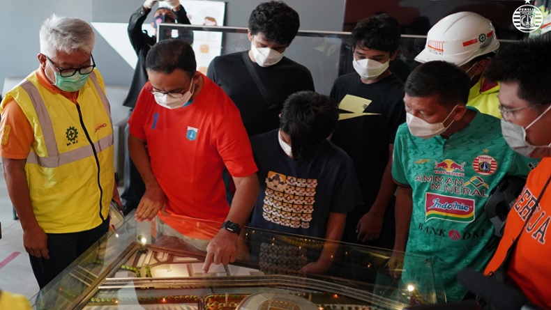 Governor Anies saw a model of the JIS stadium some time ago.  (Photo: Persija).