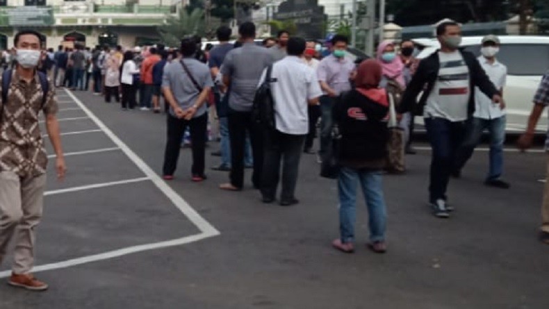 Antre SIM Di Polres Jaksel Tmc Pemohon perpanjangan surat izin mengemudi (SIM) membludak, Jumat (5/6/2020). (Foto: TMC Polda Mtero).
