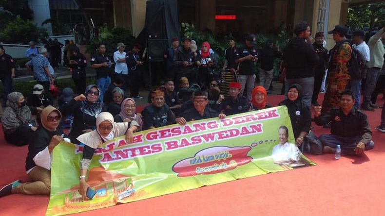 Demo Dukung Anies Wil Massa aksi di sekitar Balai Kota, Jakarta Pusat menuntut Gubernur DKI Jakarta, Anies Baswedan mundur, Senin (14/1/2020). (Foto: iNews.id/Wildan Catra Mulia).