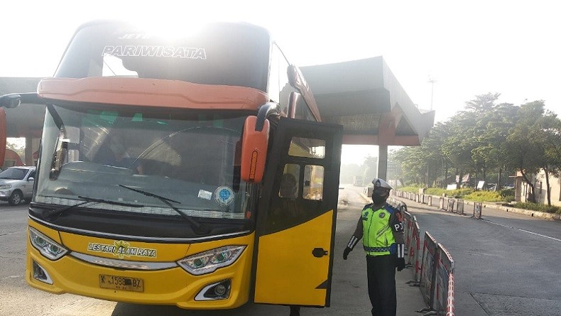 Polda Metro Jaya semakin intensif memantau pergerakan kendaraan yang dicurigai mengangkut pemudik. Salah satunya di wilayah Pos Pengamanan Gerbang Tol Cikupa, Tangerang, Minggu (17/5/2020). (Foto: TMC Polda Metro).