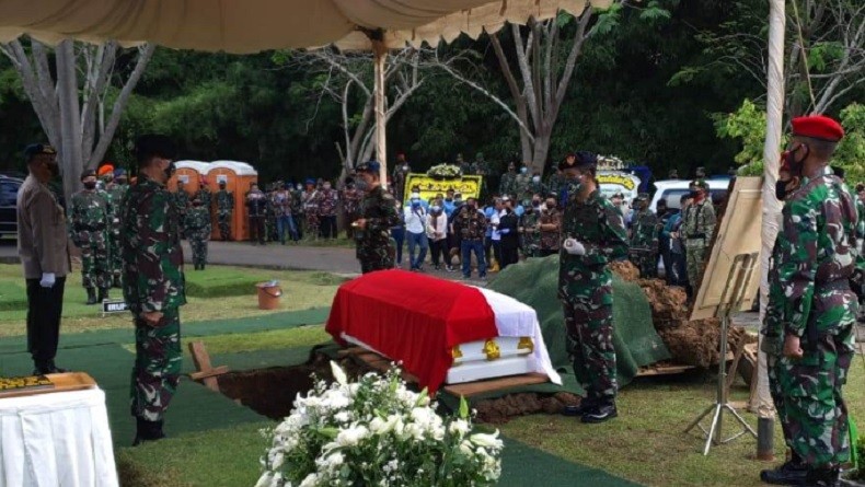 Pemakaman Djoko Puspen Upacara kemiliteran pemakaman mantan Pangglima TNI Jenderal TNI (Purn) Djoko Santoso di TPU San Diego Hills, Karawang, Jawa Barat, Minggu (10/5/2020). (Foto: Puspen TNI).