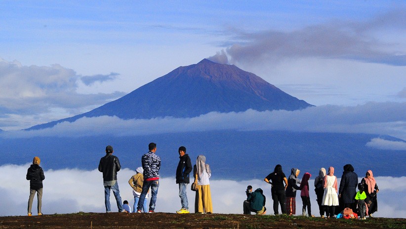 Persiapan Tim SAR Pos Kerinci yang akan membantu pencarian ketiga mahasiswi UIN STS Jambi yang hilang saat turun mendaki Gunung Masurai, di Kabupaten Merangin.(Foto: Antara/HO)