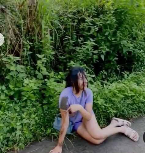 Anya Geraldine Jatuh Dari Sepeda1 Anya Geraldine jatuh dari sepeda1