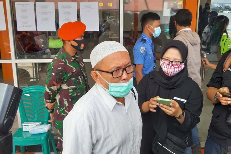 suami guru tegal Rafiq Yusuf Al Idrus, suami dari Panca Widiya Nursanti, salah satu penumpang Sriwijaya Air SJ 182, di Posko Ante Mortem Bandara Supadio Pontianak. (Antara)