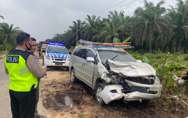 Kecelakaan ambulans Sekadau 2 Mobil Innnova yang ditabrak ambulans RSUD Putussibau di Sekadau Hilir, Kalimantan Barat. (Foto: Istimewa)