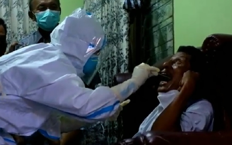 Sampel DNA Pramugari Sriwijaya Air Orang tua pramugari Sriwijaya Air SJ-182, Mia Tresetyani Wadu diambil sampel DNA oleh Tim DVI Polda Bali, Selasa (12/1/2021). (iNews.id/Indira Arri)