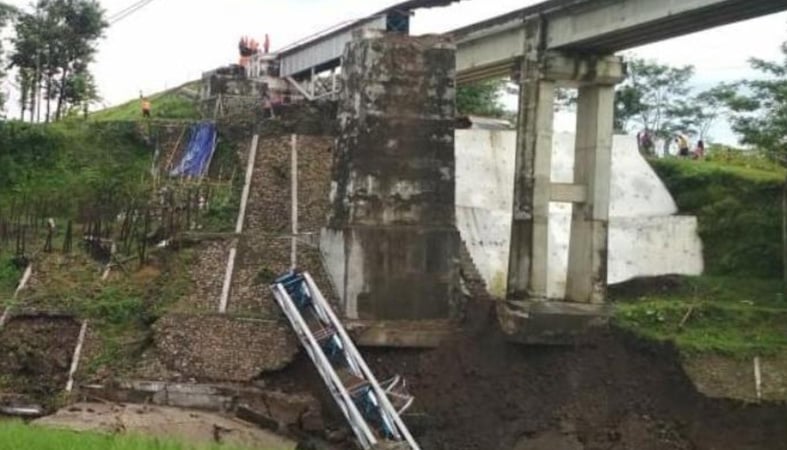 Jembatan Pemali Sisi Utara Ditutup Sementara Kendaraan Mengular Di