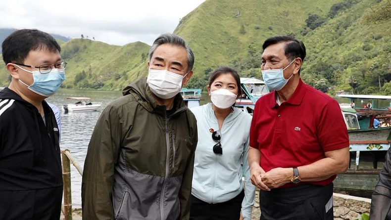 Menko Luhut Binsar Panjaitan dan Menlu China Menko Kemaritiman dan Investasi Luhut Binsar Panjaitan menikmati keindahan Danau Toba kepada Menlu China Wang Yi, Rabu (13/1/2021). (Foto: Instagram luhut.pandjaitan)