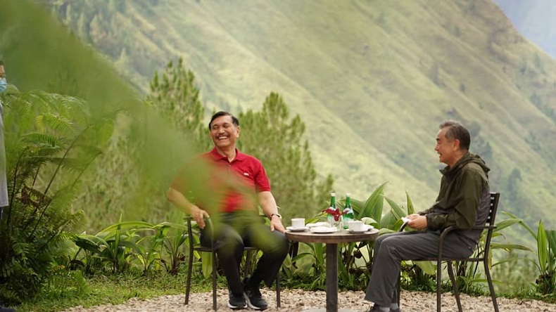 Menko Luhut Binsar Panjaitan dan Menlu China1 Menko Kemaritiman dan Investasi Luhut Binsar Panjaitan menikmati keindahan Danau Toba kepada Menlu China Wang Yi, Rabu (13/1/2021). (Foto: Instagram luhut.pandjaitan)