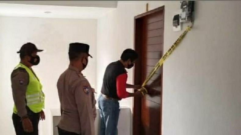 Perempuan Subang Ditemukan Tewas Telanjang di Bali Petugas Polsek Denpasar Selatan memasang garis polisi di homestay di Denpasar, Bali, lokasi perempuan asal Subang ditemukan tewas, Sabtu (16/1/2021). (Foto: SINDONews/Chusna Mohammad)